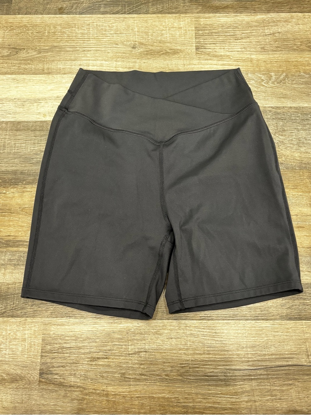 HALARA Black High-Waist Ruched Scrunch Bike Shorts with V-Waistband